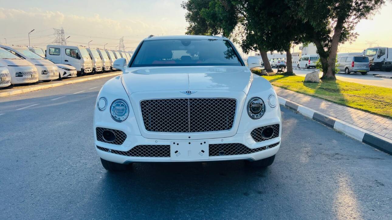 BENTLEY BENTAYGA 2017 W12 6.0 – Like New, Only 3800 KM, Full Option, Diamond White