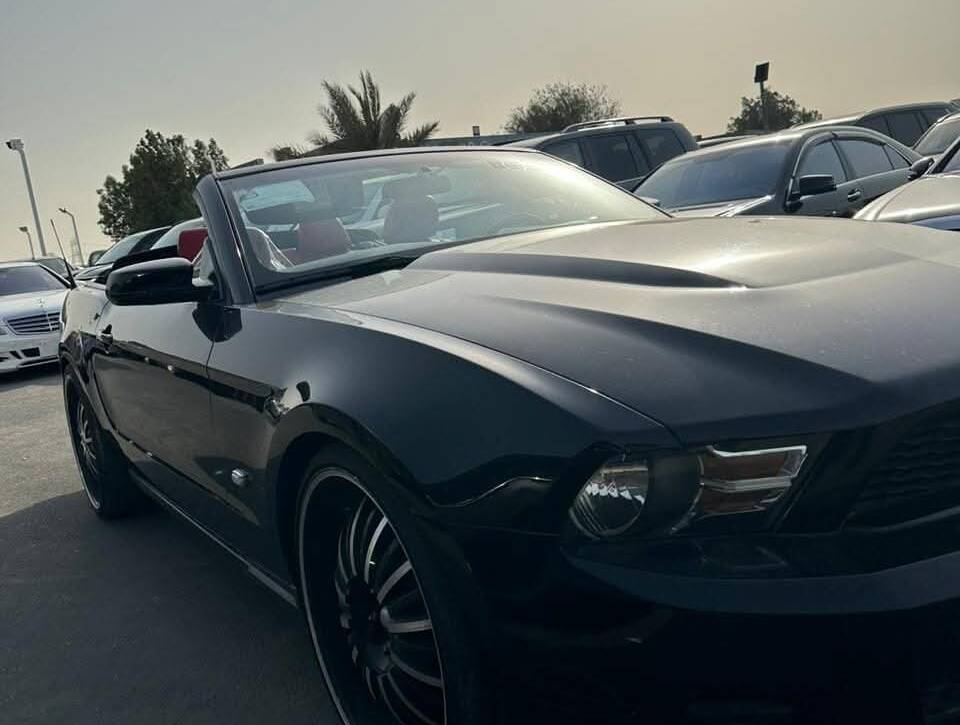 FORD MUSTANG CONVERTIBLE 2011